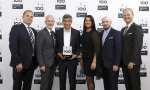 Ranga Yogeshwar übergibt die Auszeichnung TOP 100 an Ralf Walkenhorst, Christian Meetz, Inga Knoche, Torben Volkmann und Nico Lüdemann von bluecue consulting