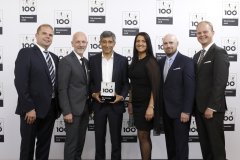 Ranga Yogeshwar übergibt die Auszeichnung TOP 100 an Ralf Walkenhorst, Christian Meetz, Inga Knoche, Torben Volkmann und Nico Lüdemann von bluecue consulting